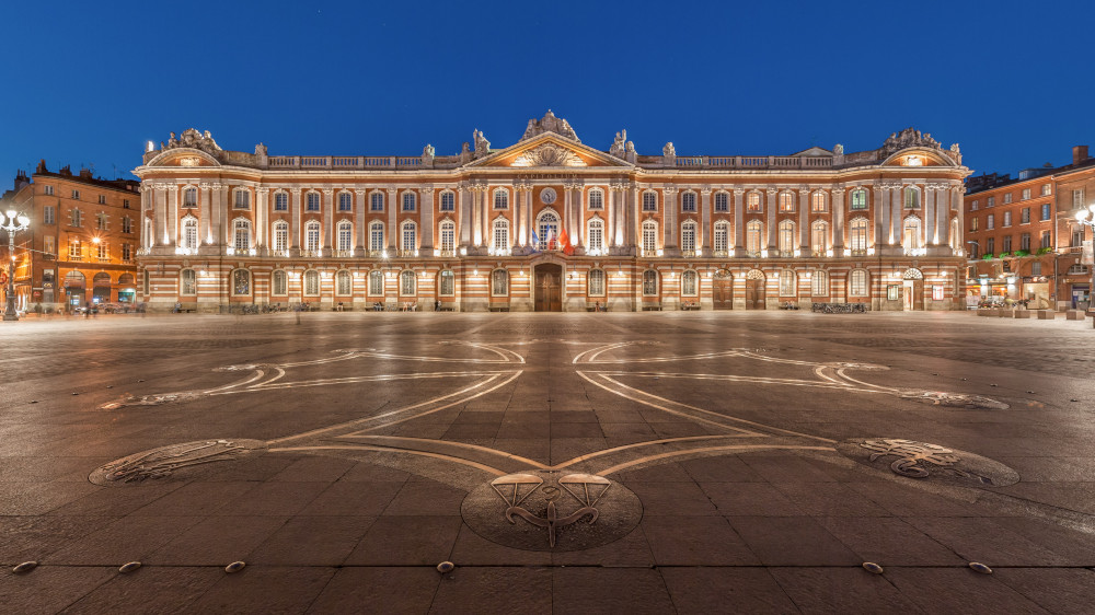 Capitole of Toulouse, and the square of the same name with the Occitan cross designed by Raymond Moretti on the ground.