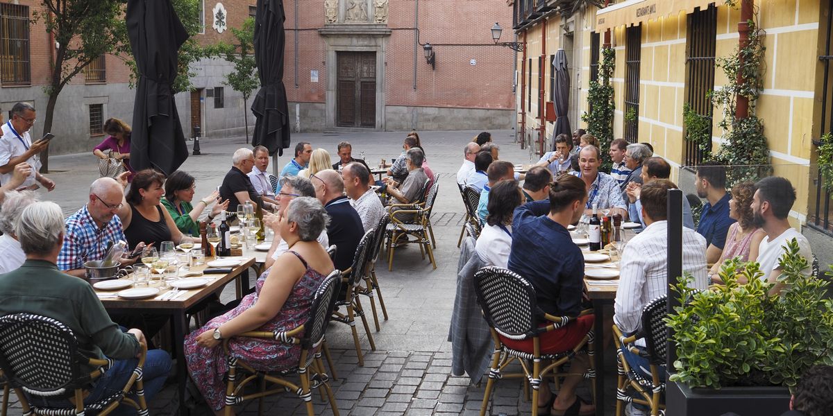 Attendees enjoy the courtyard of Restaurante Amicis at the OGC Member and VIP Dinner