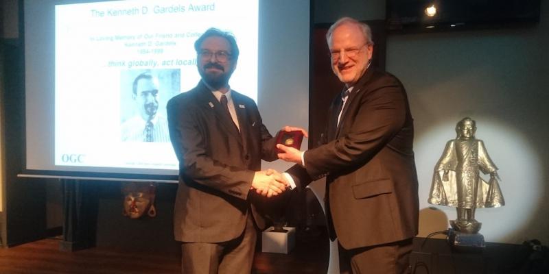 2018 Gardels Award winner Joan Masó shakes hands with OGC President and CEO Mark Reichardt